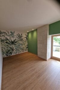 Peinture chambre avec tapiesserie verte